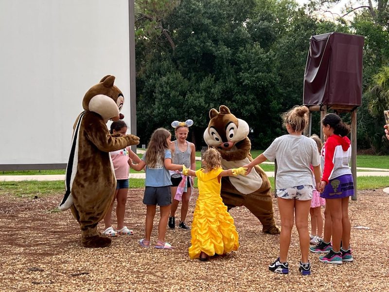 Tico e Teco brincando com as crianças no Chip 'N Dale's Campfire Sing-A-Long em Orlando